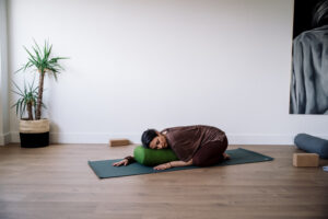 Posture de l'enfant yin yoga annegaelleguillot