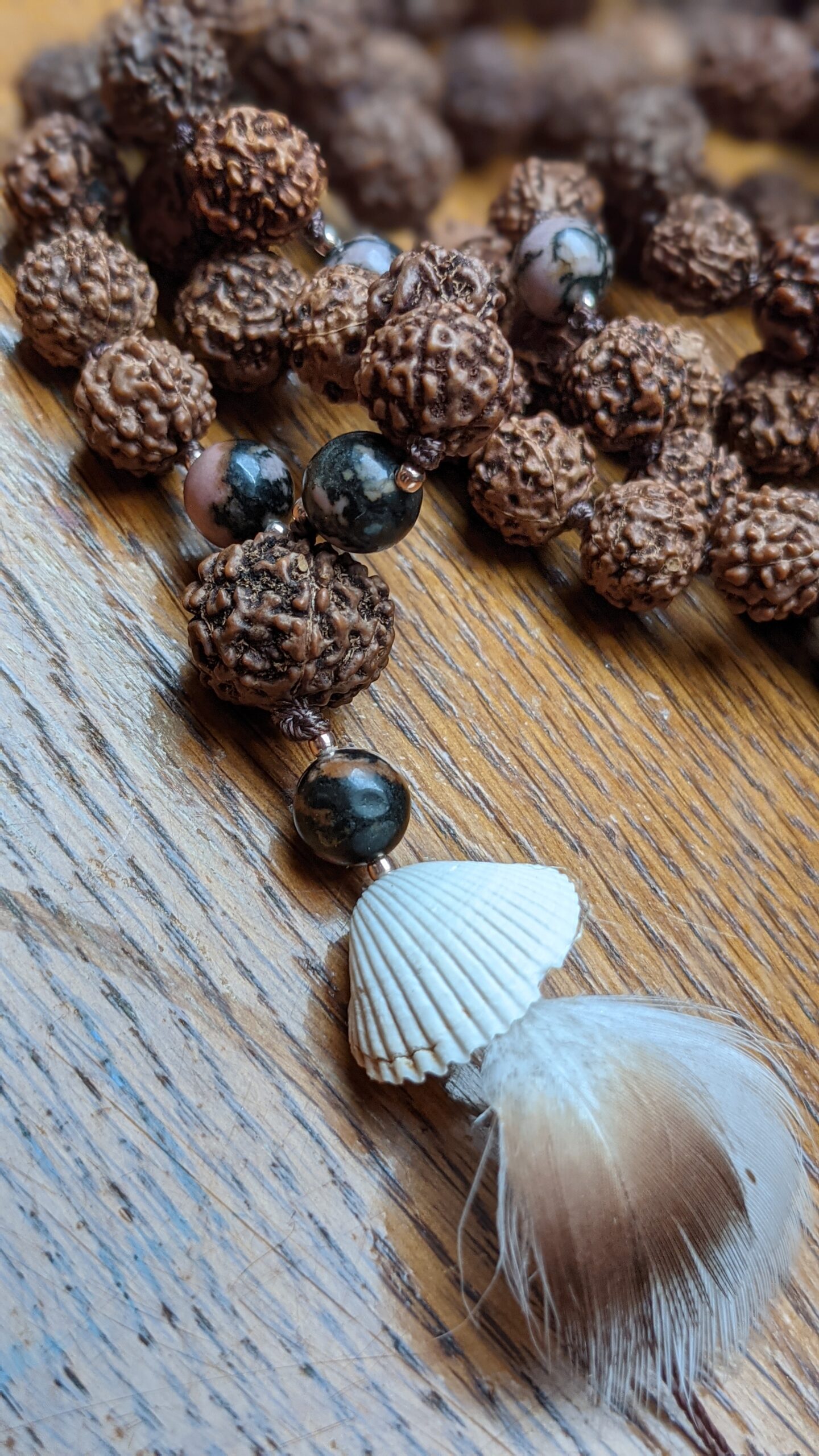 Mala surmesure annegaelleguillot coquillage plume rhodonite rudraksha